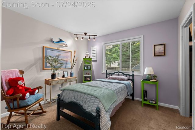 312 Beach Drive, Oakland Charter Township, MI 48363