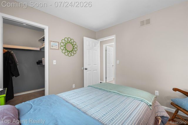 312 Beach Drive, Oakland Charter Township, MI 48363