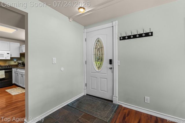 312 Beach Drive, Oakland Charter Township, MI 48363