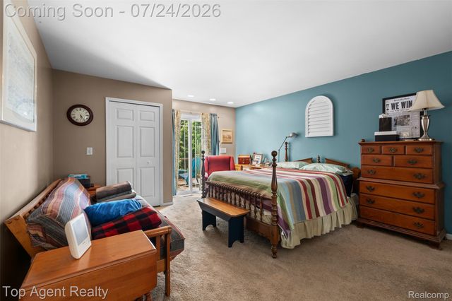 312 Beach Drive, Oakland Charter Township, MI 48363