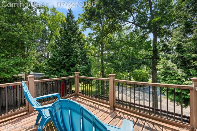 312 Beach Drive, Oakland Charter Township, MI 48363