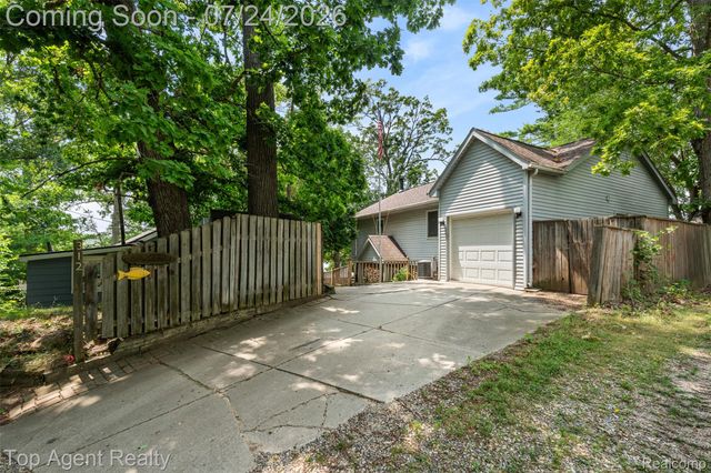 312 Beach Drive, Oakland Charter Township, MI 48363