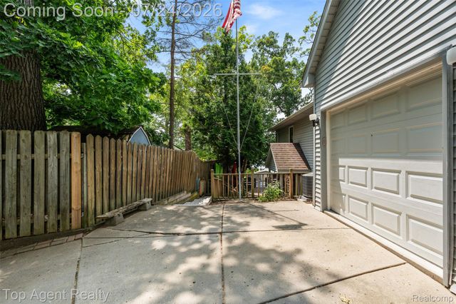 312 Beach Drive, Oakland Charter Township, MI 48363