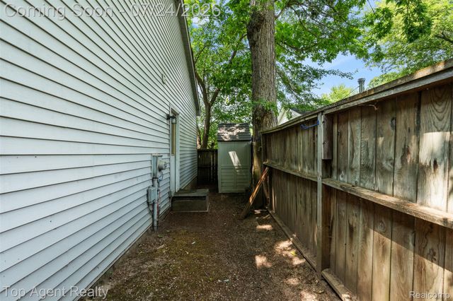312 Beach Drive, Oakland Charter Township, MI 48363