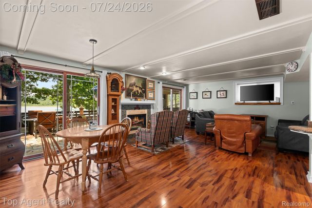 312 Beach Drive, Oakland Charter Township, MI 48363