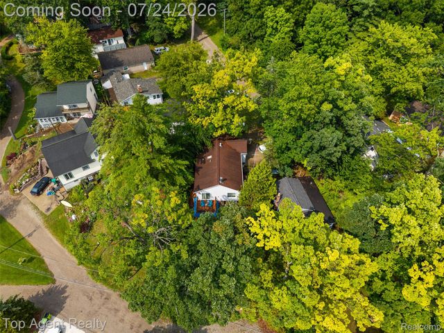 312 Beach Drive, Oakland Charter Township, MI 48363