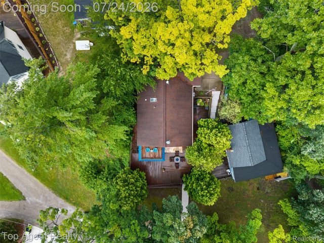312 Beach Drive, Oakland Charter Township, MI 48363