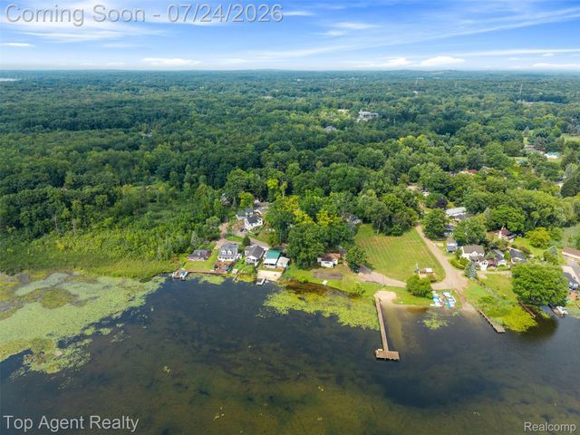 312 Beach Drive, Oakland Charter Township, MI 48363