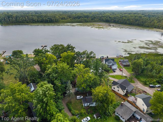 312 Beach Drive, Oakland Charter Township, MI 48363