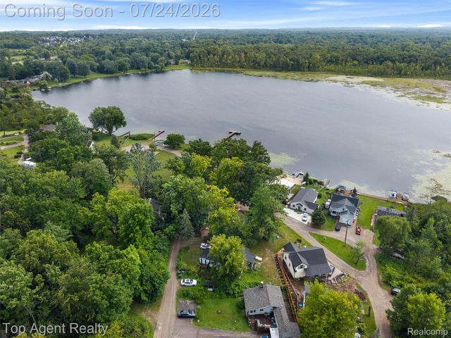 312 Beach Drive, Oakland Charter Township, MI 48363