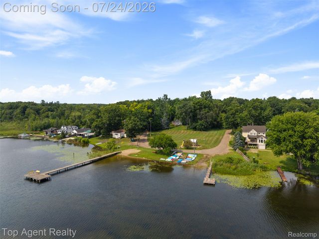 312 Beach Drive, Oakland Charter Township, MI 48363