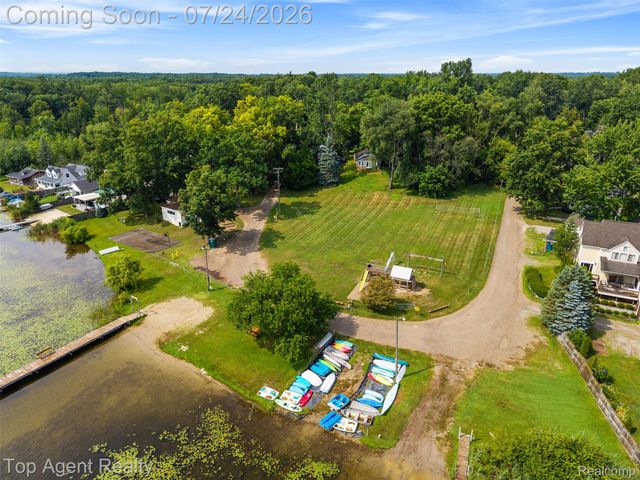 312 Beach Drive, Oakland Charter Township, MI 48363