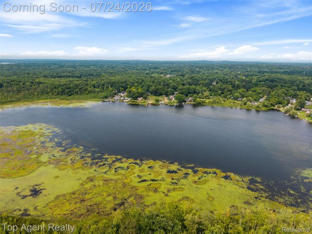 312 Beach Drive, Oakland Charter Township, MI 48363