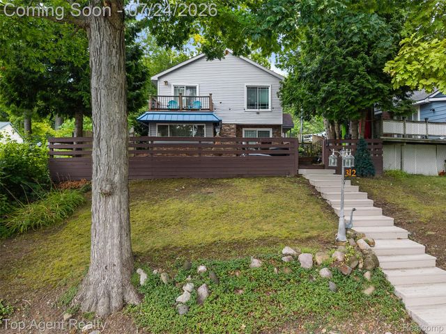 312 Beach Drive, Oakland Charter Township, MI 48363