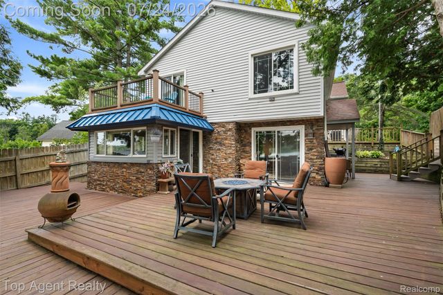 312 Beach Drive, Oakland Charter Township, MI 48363