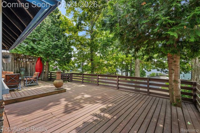 312 Beach Drive, Oakland Charter Township, MI 48363