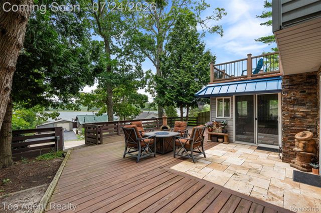 312 Beach Drive, Oakland Charter Township, MI 48363