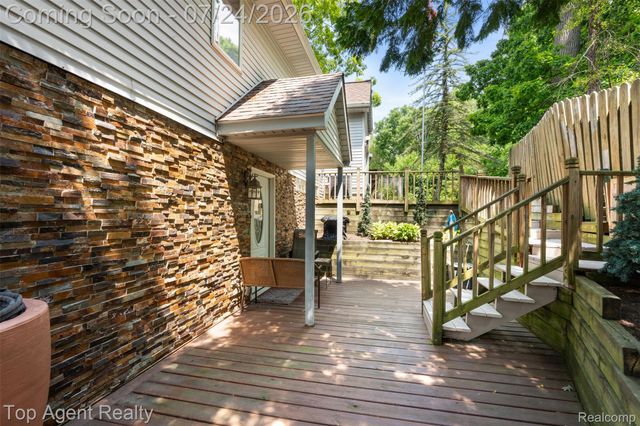 312 Beach Drive, Oakland Charter Township, MI 48363