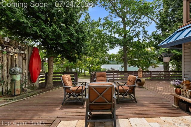 312 Beach Drive, Oakland Charter Township, MI 48363