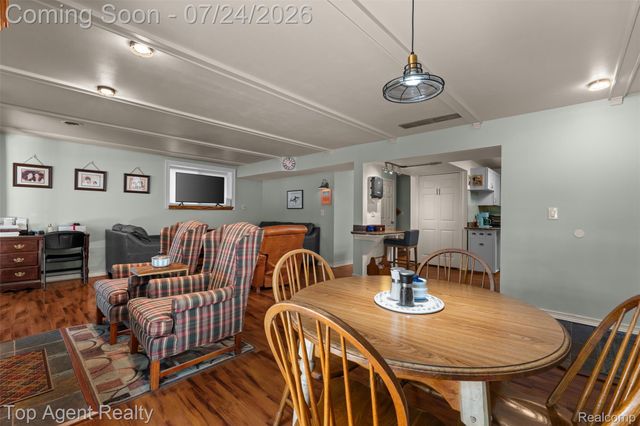 312 Beach Drive, Oakland Charter Township, MI 48363