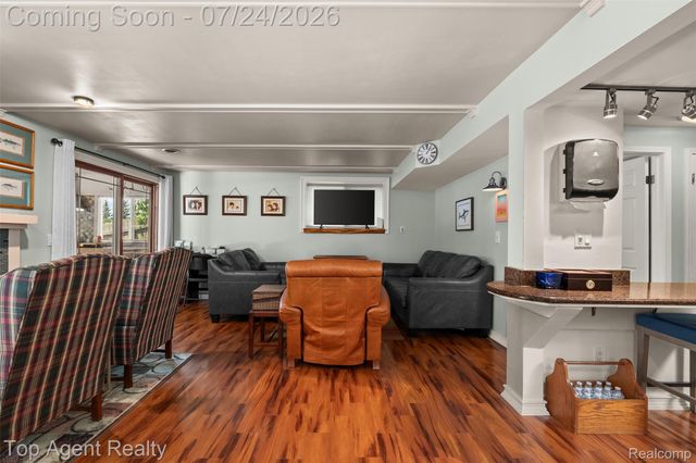 312 Beach Drive, Oakland Charter Township, MI 48363