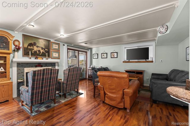 312 Beach Drive, Oakland Charter Township, MI 48363