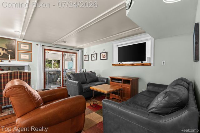 312 Beach Drive, Oakland Charter Township, MI 48363