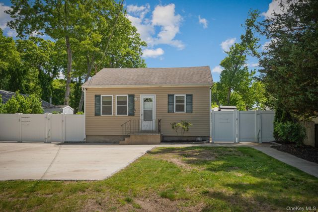 289 Magnolia Drive, Selden, NY 11784