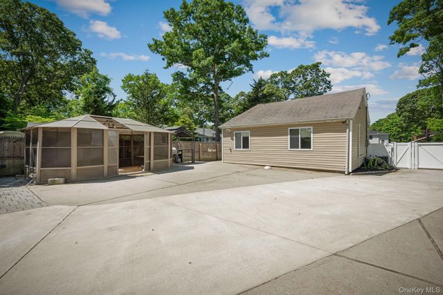 289 Magnolia Drive, Selden, NY 11784
