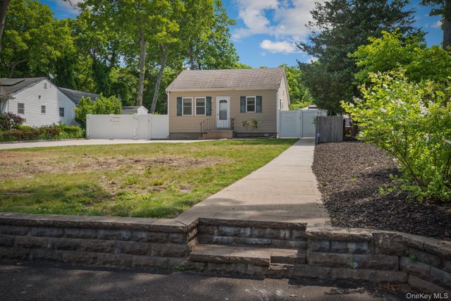 289 Magnolia Drive, Selden, NY 11784