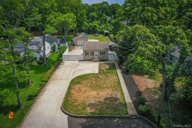 289 Magnolia Drive, Selden, NY 11784
