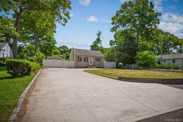 289 Magnolia Drive, Selden, NY 11784
