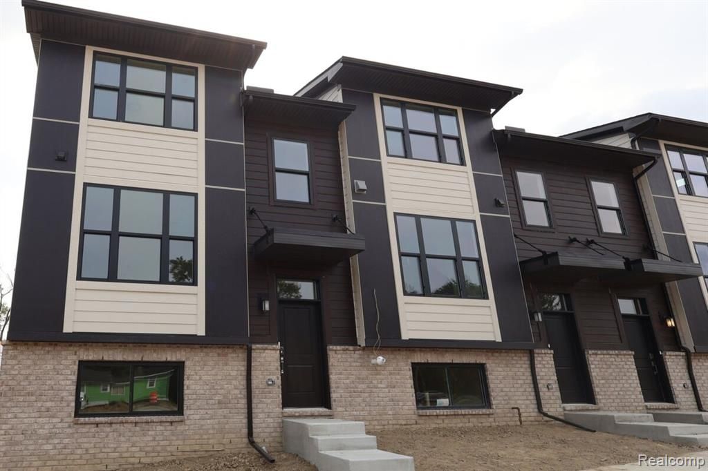 1016 Pine Tree Lane, Troy, MI 48085