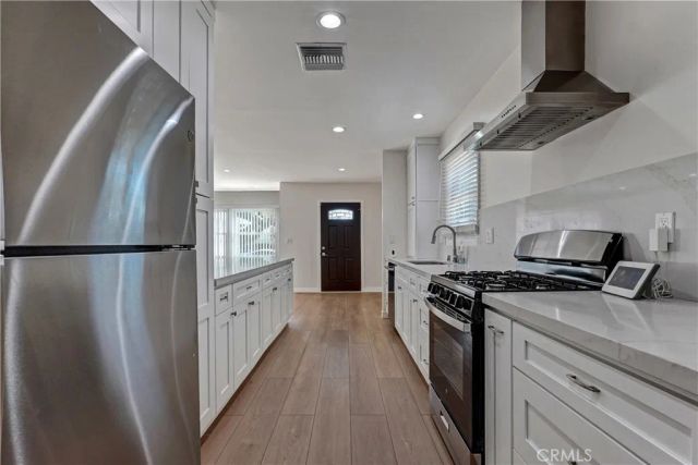 6851 Forbes, Lake Balboa, CA 91406