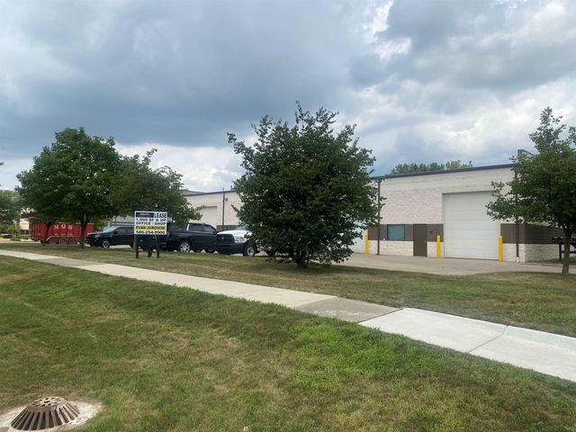 33113 Louise Avenue, Clinton Township, MI 48035
