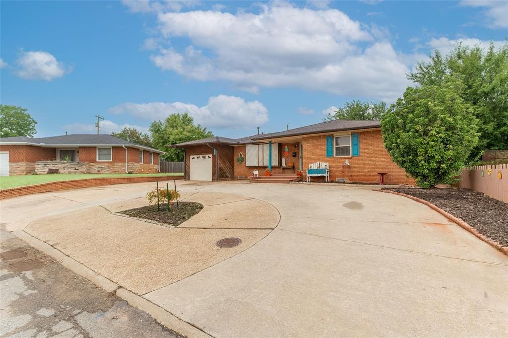 1030 Circle Drive, Clinton, OK 73601