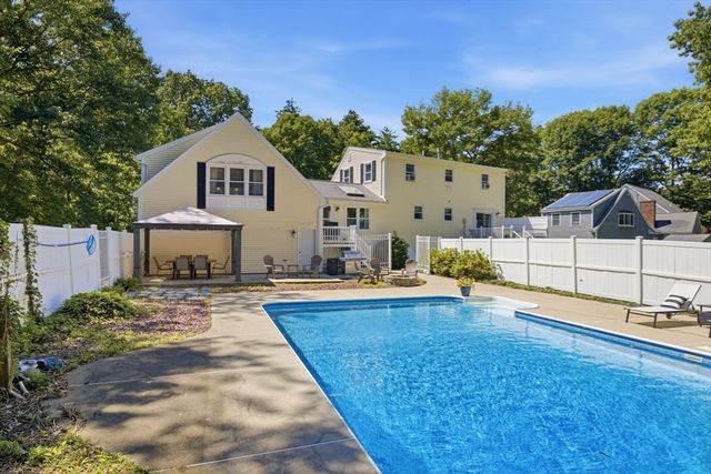16 Fairview Farm Rd, Haverhill, MA 01832