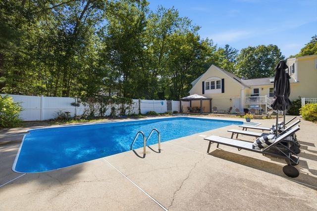 16 Fairview Farm Rd, Haverhill, MA 01832