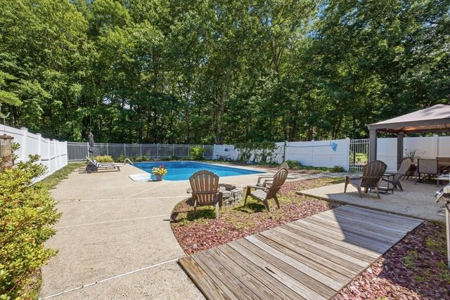 16 Fairview Farm Rd, Haverhill, MA 01832