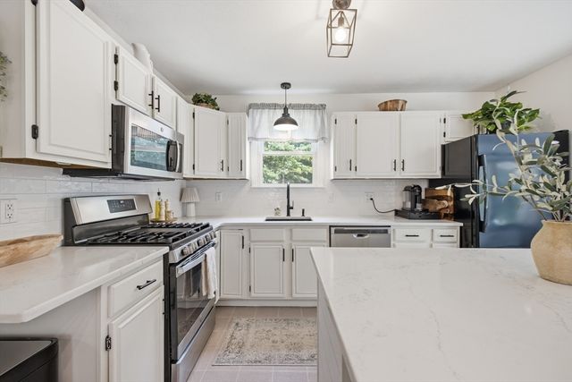 16 Fairview Farm Rd, Haverhill, MA 01832