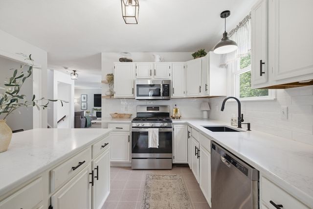 16 Fairview Farm Rd, Haverhill, MA 01832