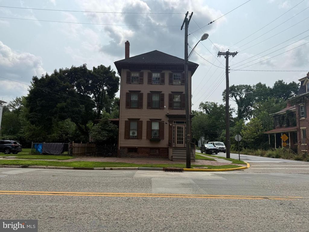 81 W BROADWAY, SALEM, NJ 08079 — exterior