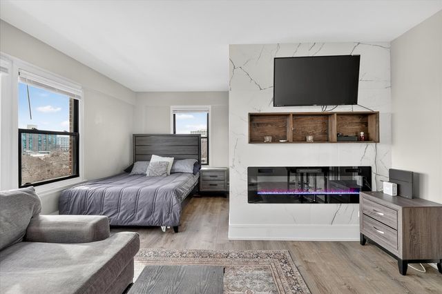 4880 N Marine Drive 716, Chicago, IL 60640