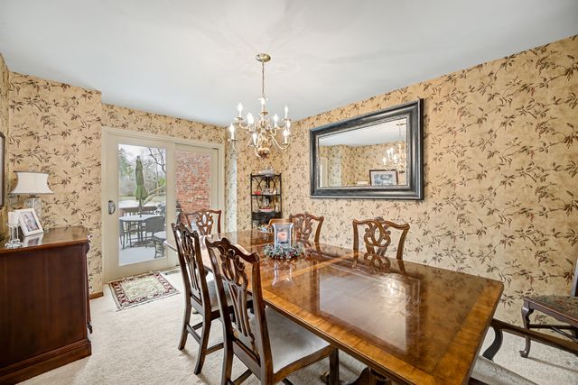 827 N Driveway, Glen Ellyn, IL 60137