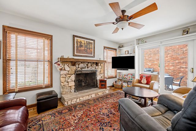 827 N Driveway, Glen Ellyn, IL 60137