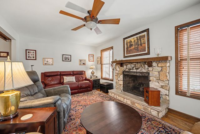 827 N Driveway, Glen Ellyn, IL 60137