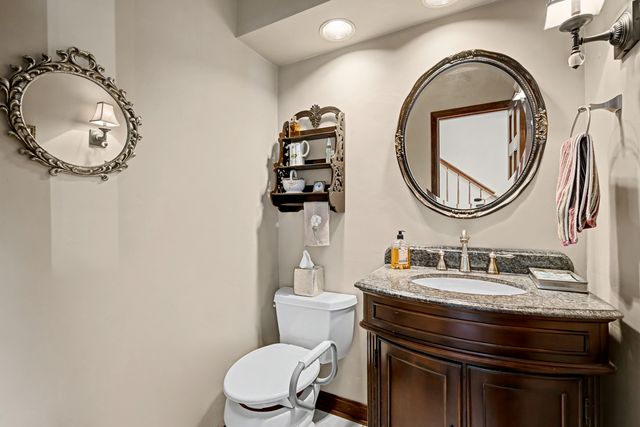 827 N Driveway, Glen Ellyn, IL 60137