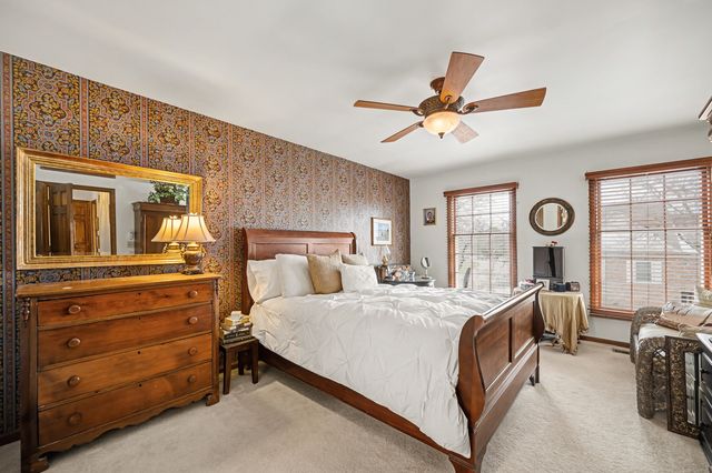 827 N Driveway, Glen Ellyn, IL 60137