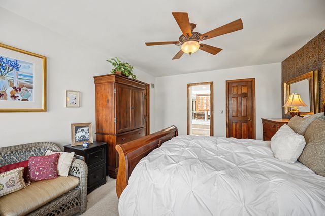 827 N Driveway, Glen Ellyn, IL 60137