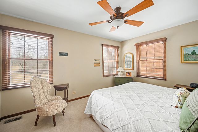 827 N Driveway, Glen Ellyn, IL 60137